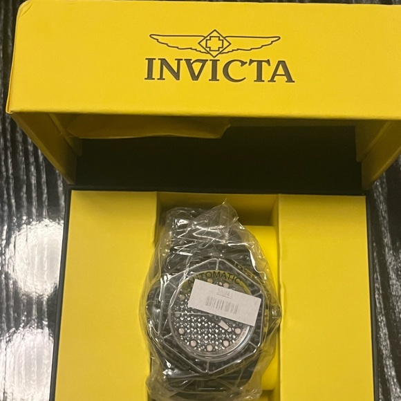 Brand new Invicta Carbon Hawk Reserve - Picture 3 of 5